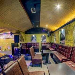 Klub Bombo Džej - enterijer sa sedištima