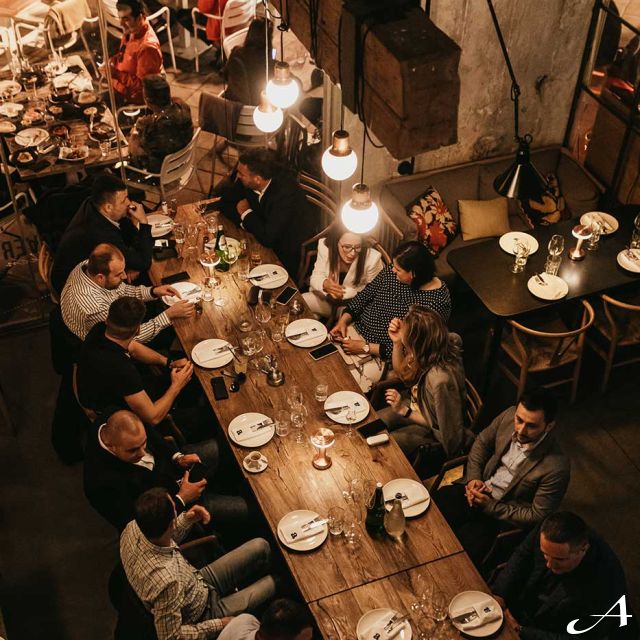 Ambar restoran - gosti za stolom