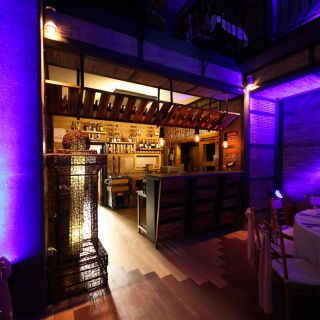 Lobby Event Centar - osvetljeni bar i sto