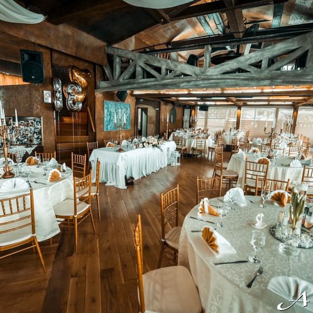 Splav restoran - prazni stolovi i stolice