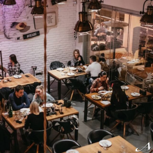 Gastrobar - gosti za stolovima