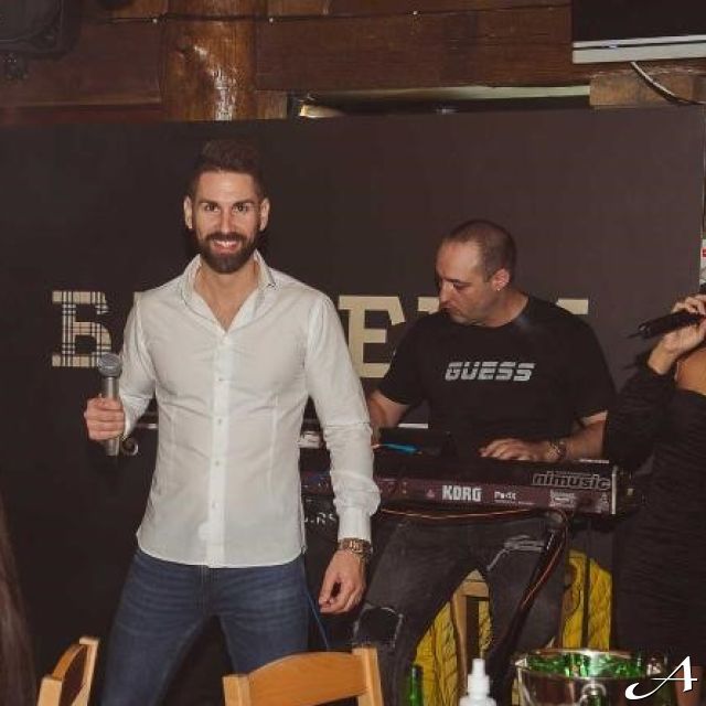 Kafana Barberi - ljudi pevaju i druže se