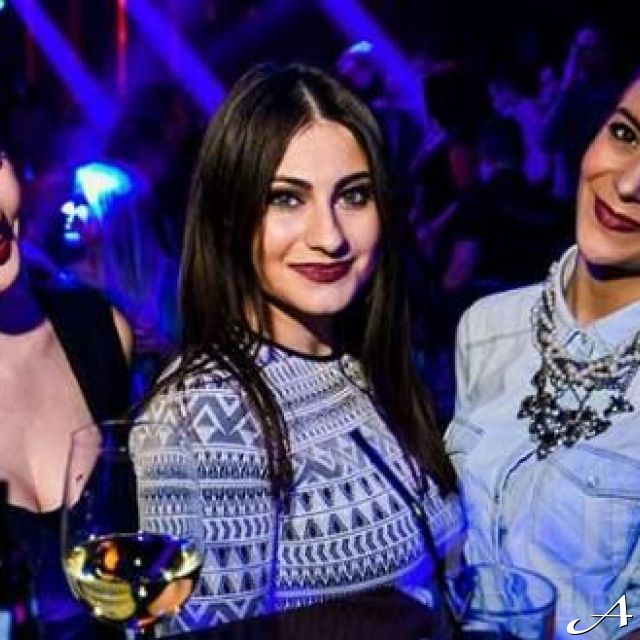 Doček Nove godine - tri žene sa pićem