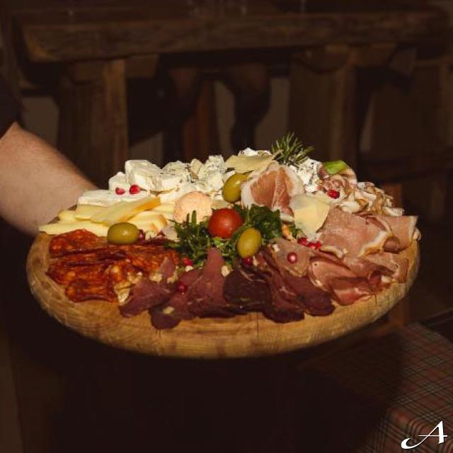 Doček Nove godine - posluženje sa mesom