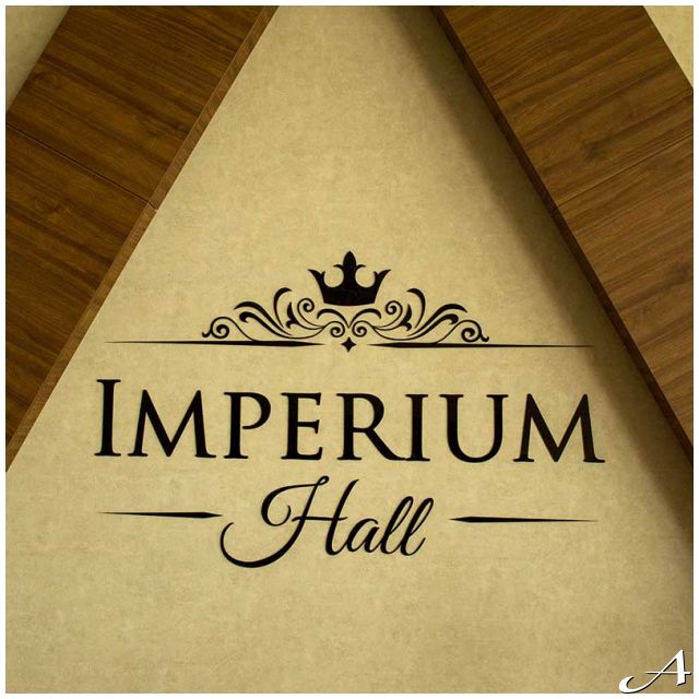 Imperium Hall - logo na zidu