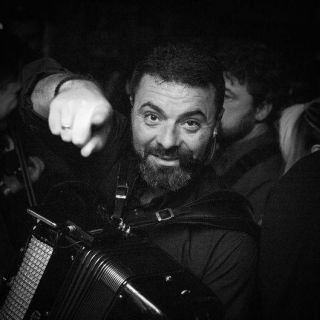 Kafana Stari grad - muzičar svira harmoniku