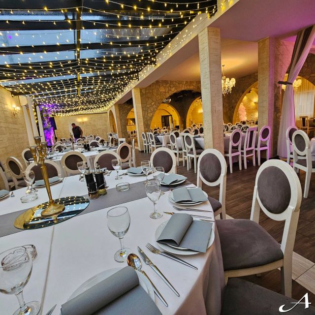 Hotel restoran Vila Konak - prazni stolovi i stolice