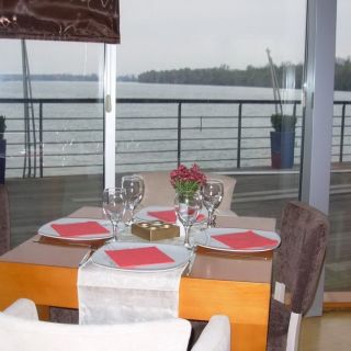 Splav restoran Sirena - sto pored reke