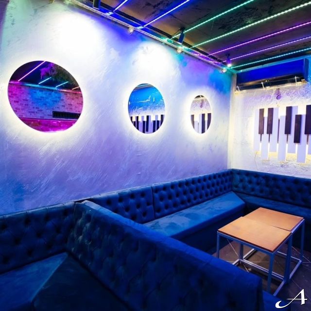 Kafana Druga Kuća - moderno osvetljenje i sedišta