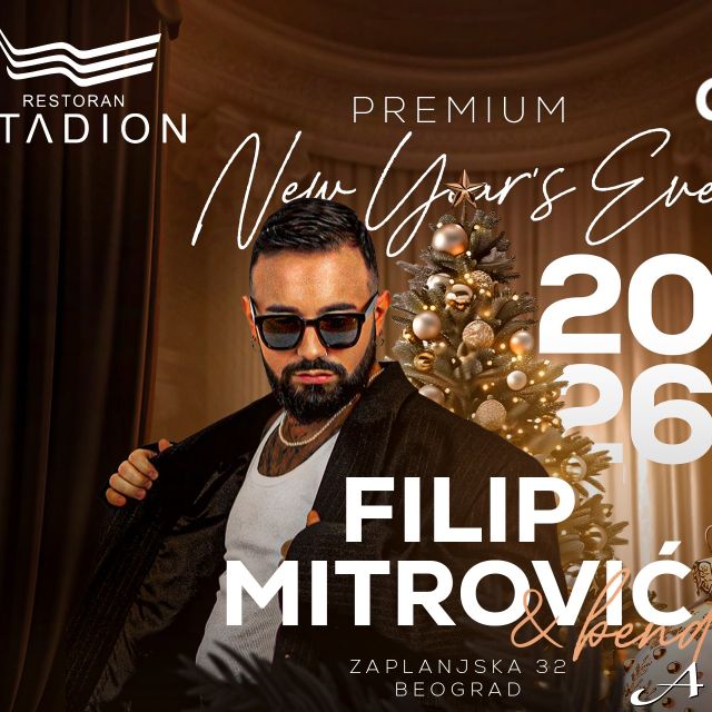 Nova godina - muzičar ispred jelke