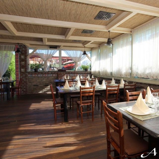 Novogodišnji doček - prazni stolovi u restoranu