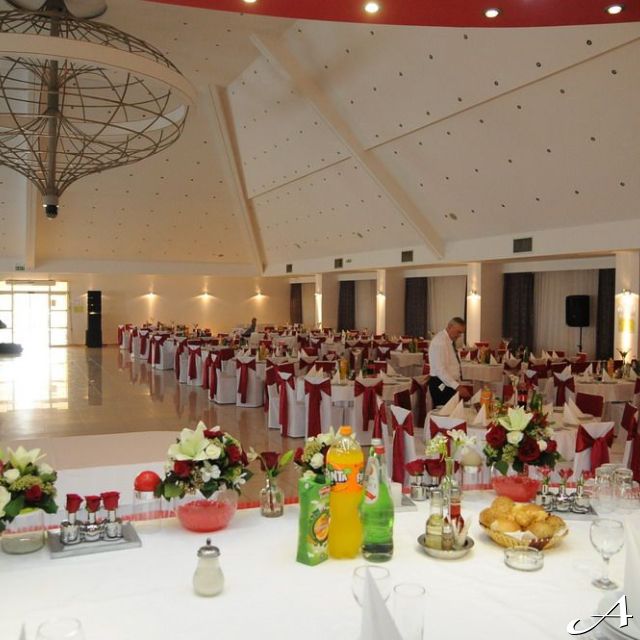 Svečana sala Nera - dekorisani stolovi i stolice