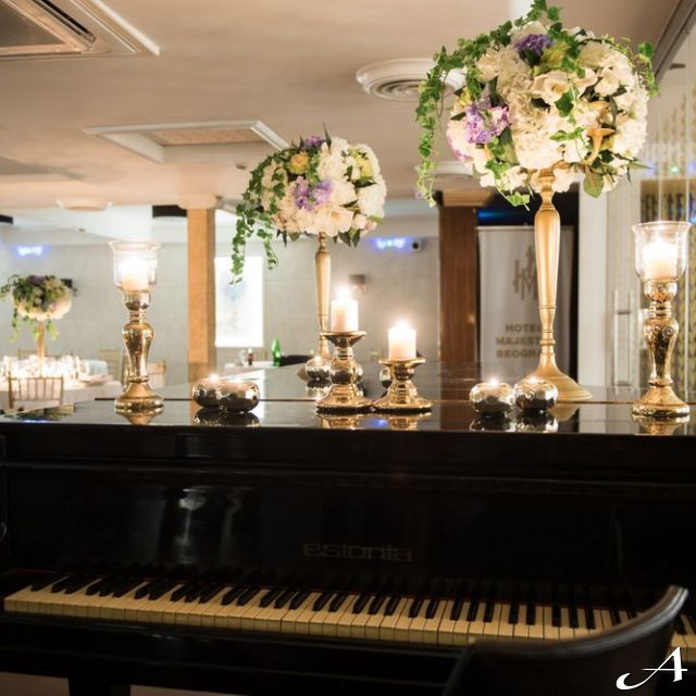 Hotel Majestic - ukrašen klavir i sveće