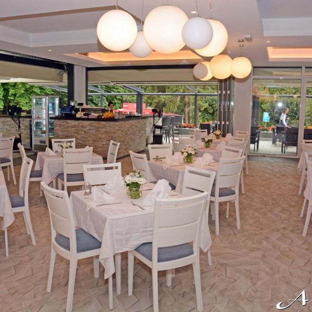 Hotel Fontana - prazne trpezarijske stolice