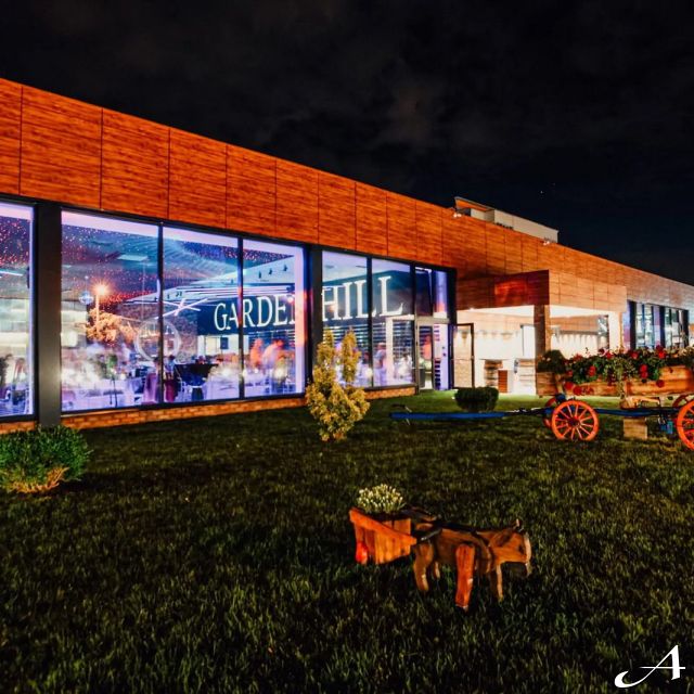 Hotel Garden Hill - osvetljena fasada noću