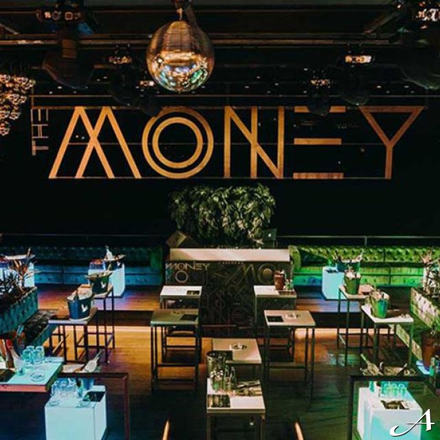 Klub The Money - prazne stolice i stolovi
