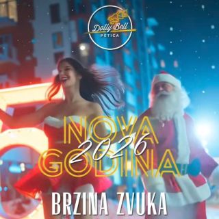 Doček Nove godine - žena i Deda Mraz
