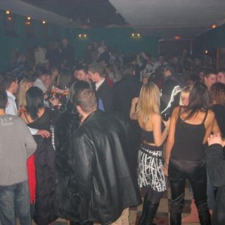 Klub Danguba - ljudi na žurci