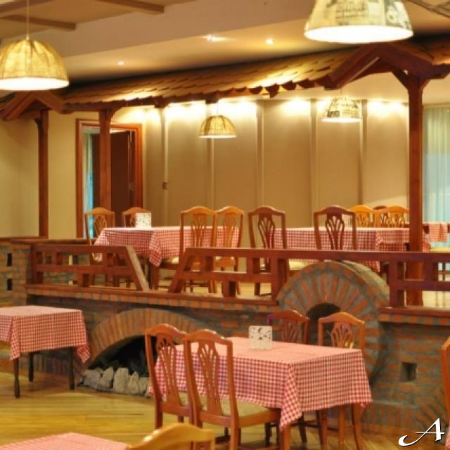 Restoran Zlatnik Etno - prazne stolove