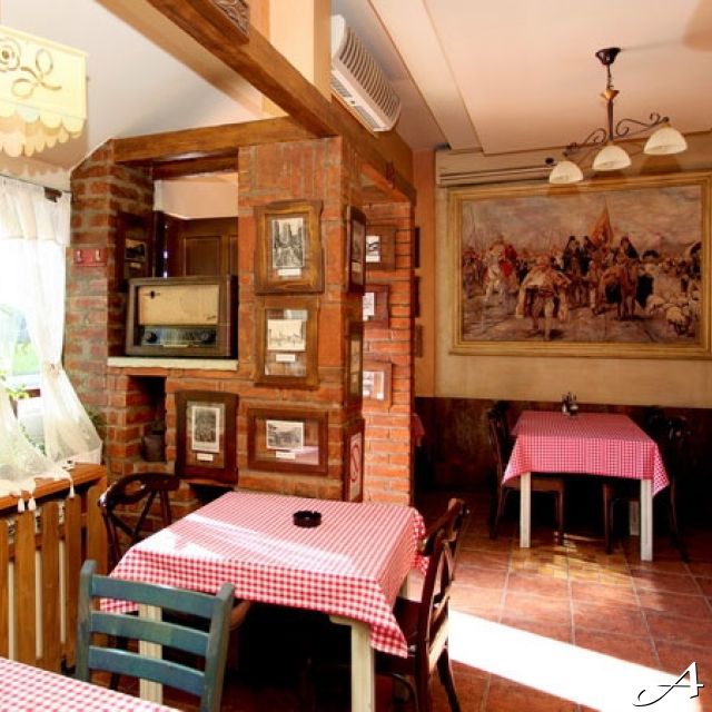 Restoran Staro ognjište - sto sa kariranim stolnjakom