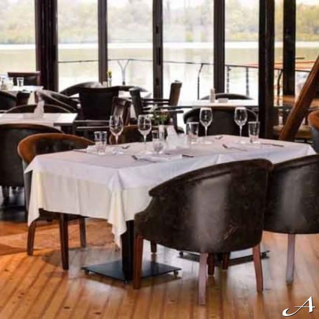 Doček Nove godine - prazni stolovi u restoranu