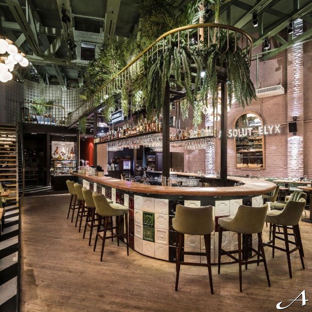 Remiks Gastro Bar - enterijer sa šankom