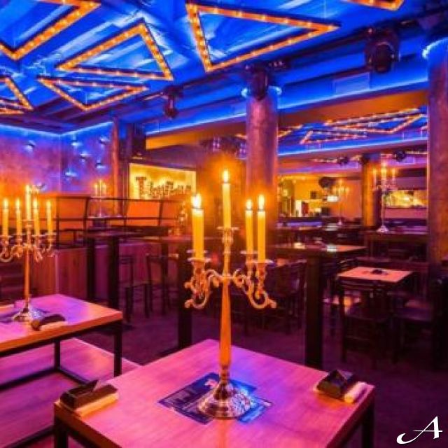 Klub kafana Tarapana - osvetljeni enterijer sa svećnjacima