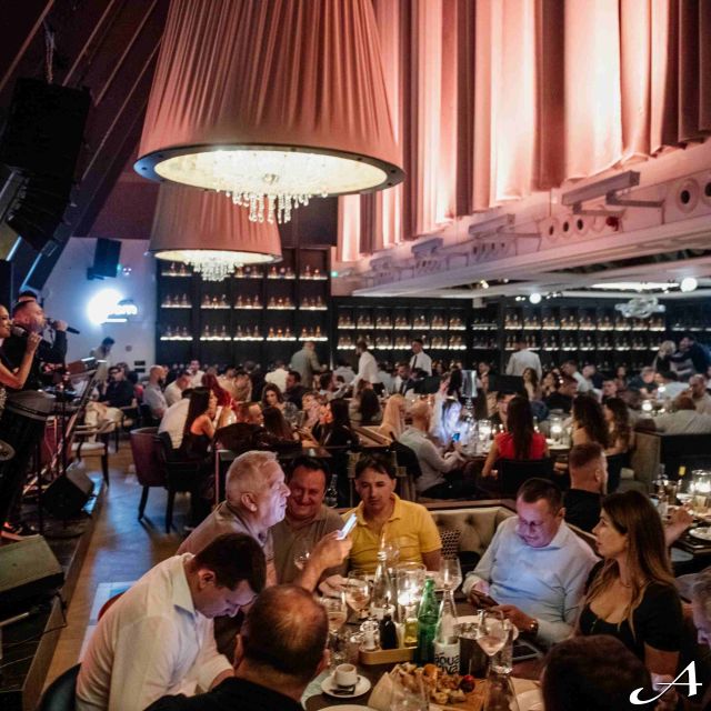Dolly Bell Sava Centar - ljudi u restoranu