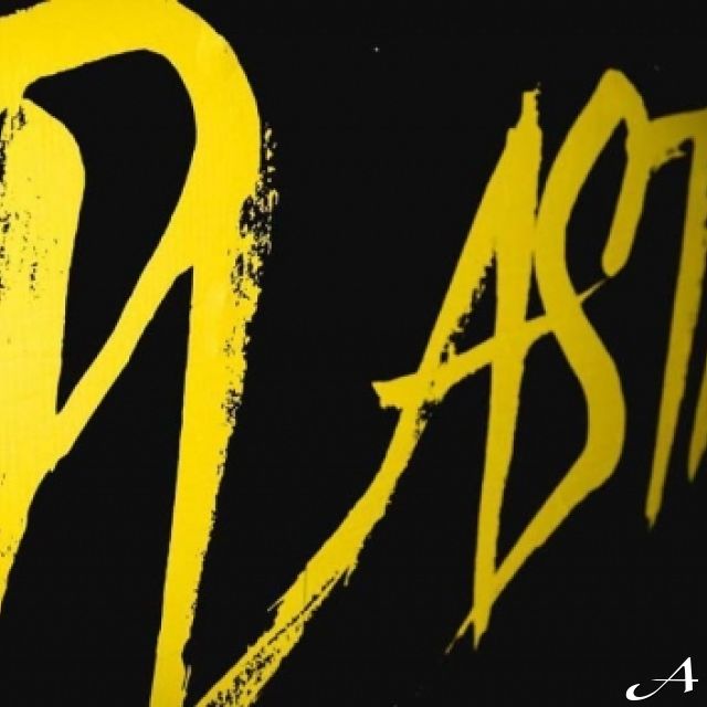 Klub Plastic - žuti natpis na zidu