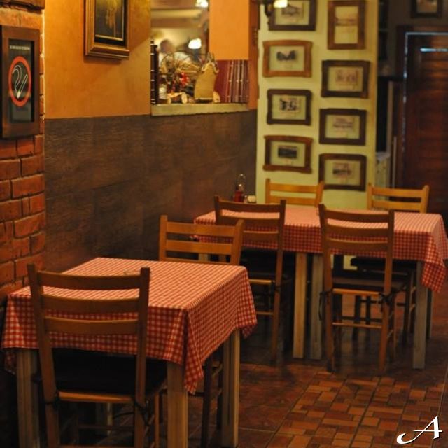 Restoran Staro ognjište - prazne stolice i stolovi