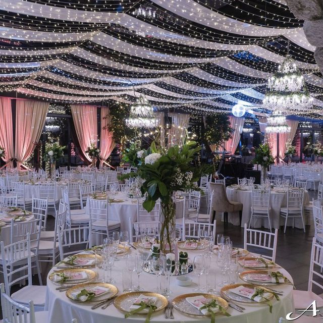 doček Nove godine - elegantno dekorisan restoran