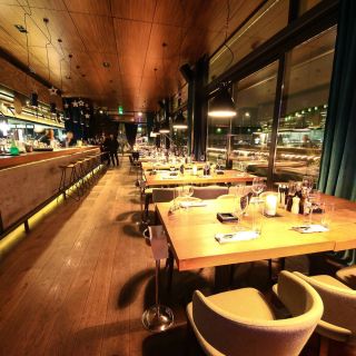 Restoran Savanova - prazne stolice i stolovi