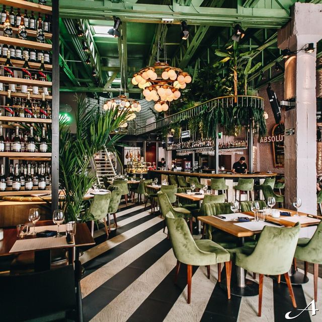 Gastro bar - enterijer sa stolovima