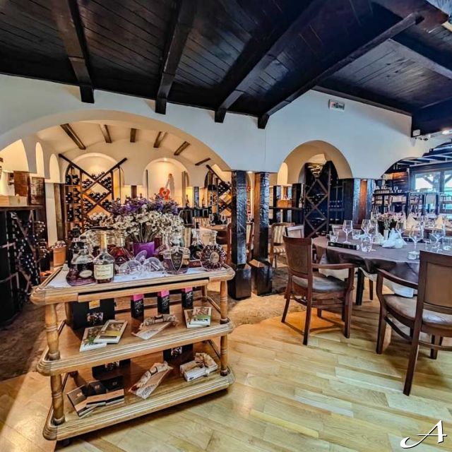 Restoran Bahus Inn - unutrašnjost sa stolovima