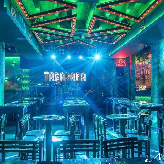 Klub kafana Tarapana - prazna sala sa stolovima