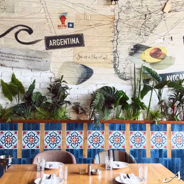 Toro Latin GastroBar - sto i zidna mapa