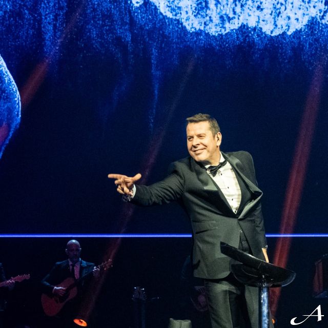 Koncert - pevač na sceni