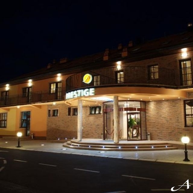 Hotel Prestige - osvetljeni ulaz noću