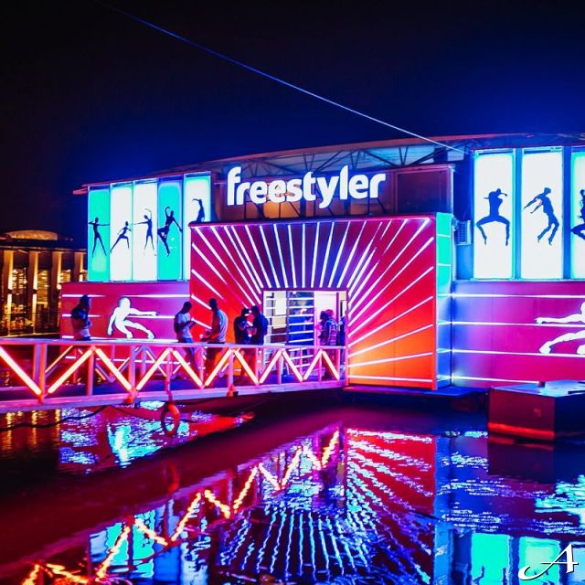 Freestyler Nova godina - osvetljena zgrada noću