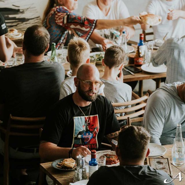 Ambar restoran - ljudi za stolom