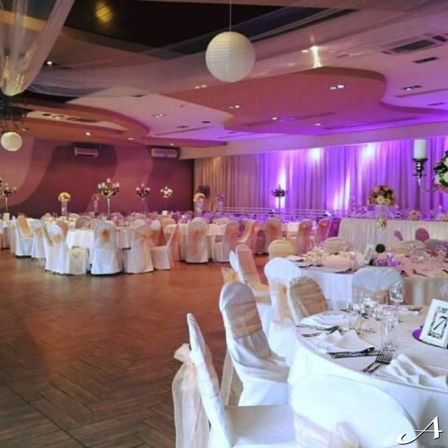 Restoran Zlatnik Hall - dekorisane stolice i stolovi