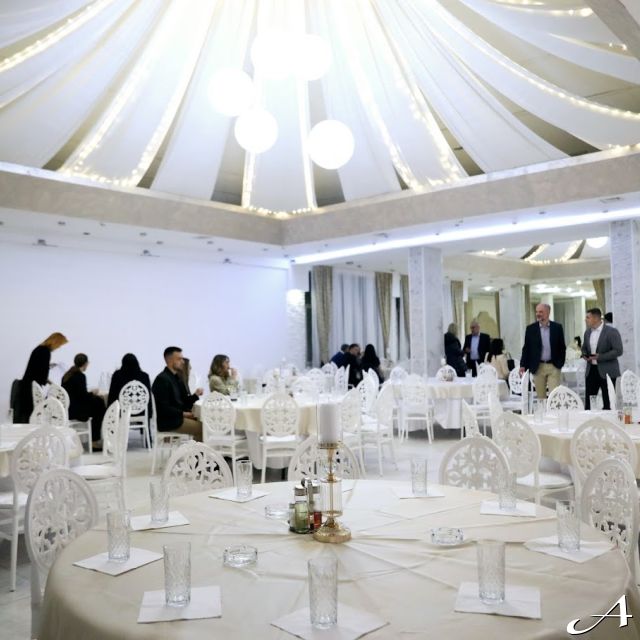 Restoran Košutnjak Lux - prazni stolovi i dekor