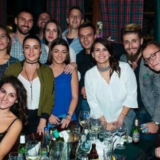 Doček Nove godine - grupa ljudi u kafani