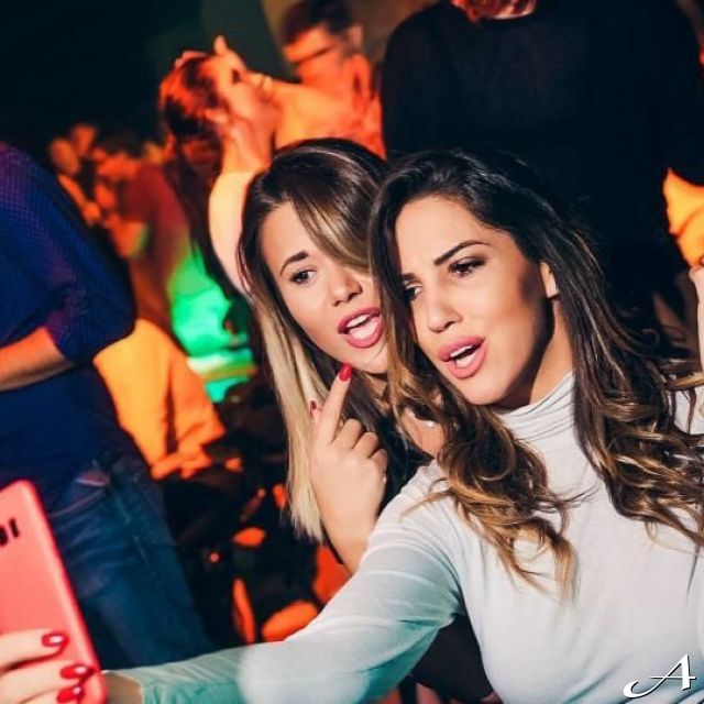 Gold klub - devojke prave selfi