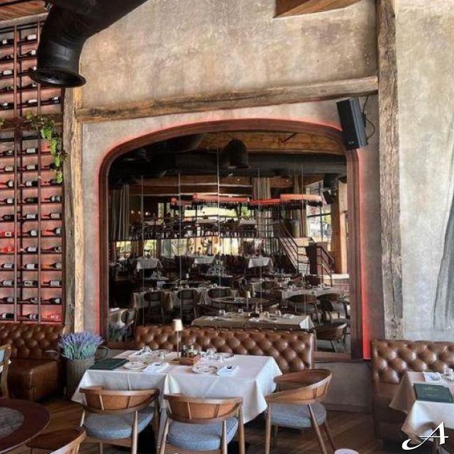 Nacionalni restoran Tradicija - enterijer sa stolovima