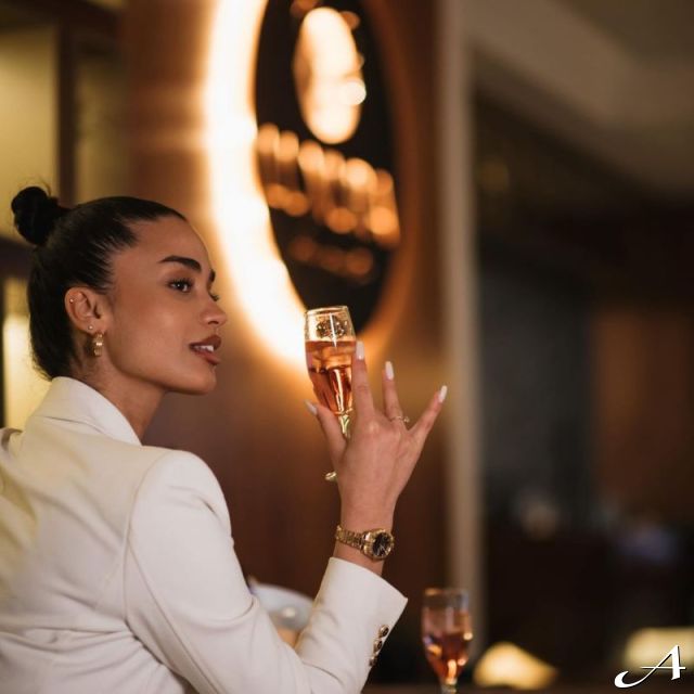 Premium club Luxura - žena sa čašom