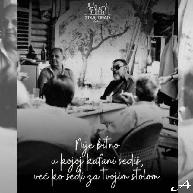 Kafana Stari grad - ljudi sede za stolom