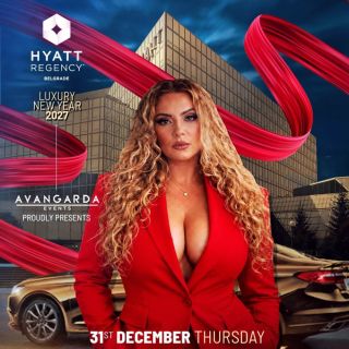 Hotel Hyatt Regency - pevačica u crvenom