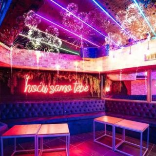Kafana Druga Kuća - unutrašnjost sa svetlima