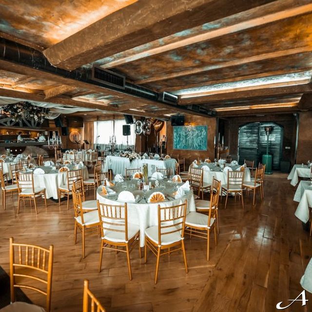 Splav restoran - prazni stolovi i stolice